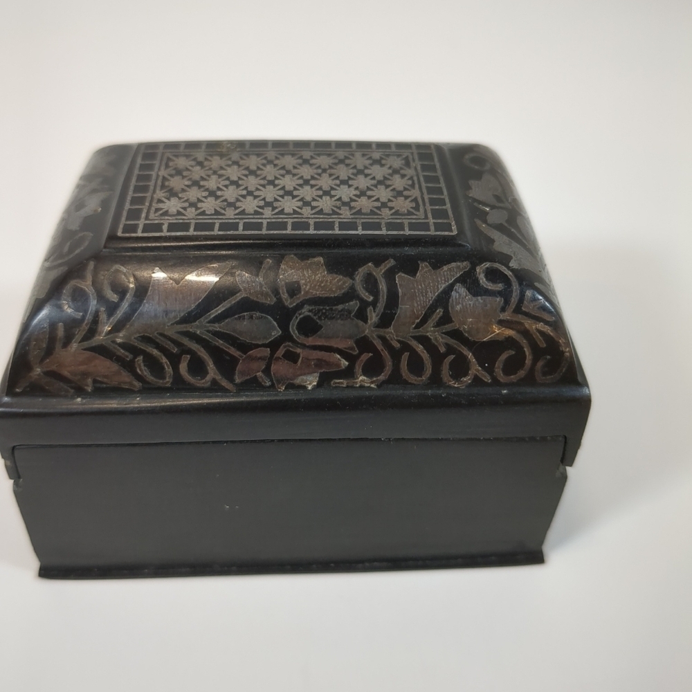 Bidri metal handcrafted floral silver inlay small trinket box - Picture 5 of 12